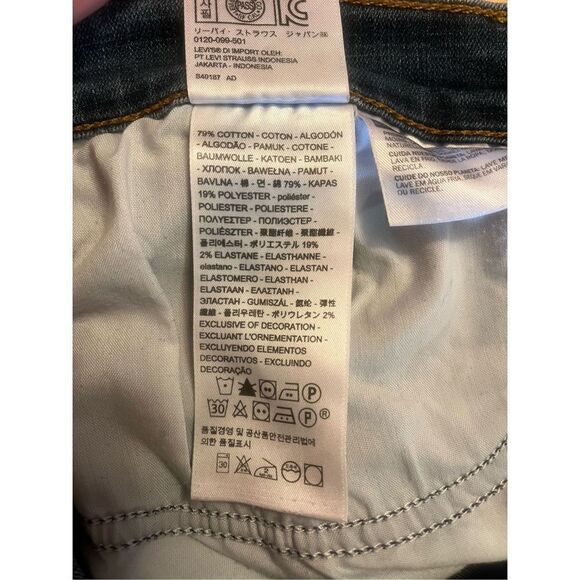 Levi's Floral Embroidered Classic Bootcut Jeans, size 31x32 Medium Wash (1179) - Picture 7 of 8